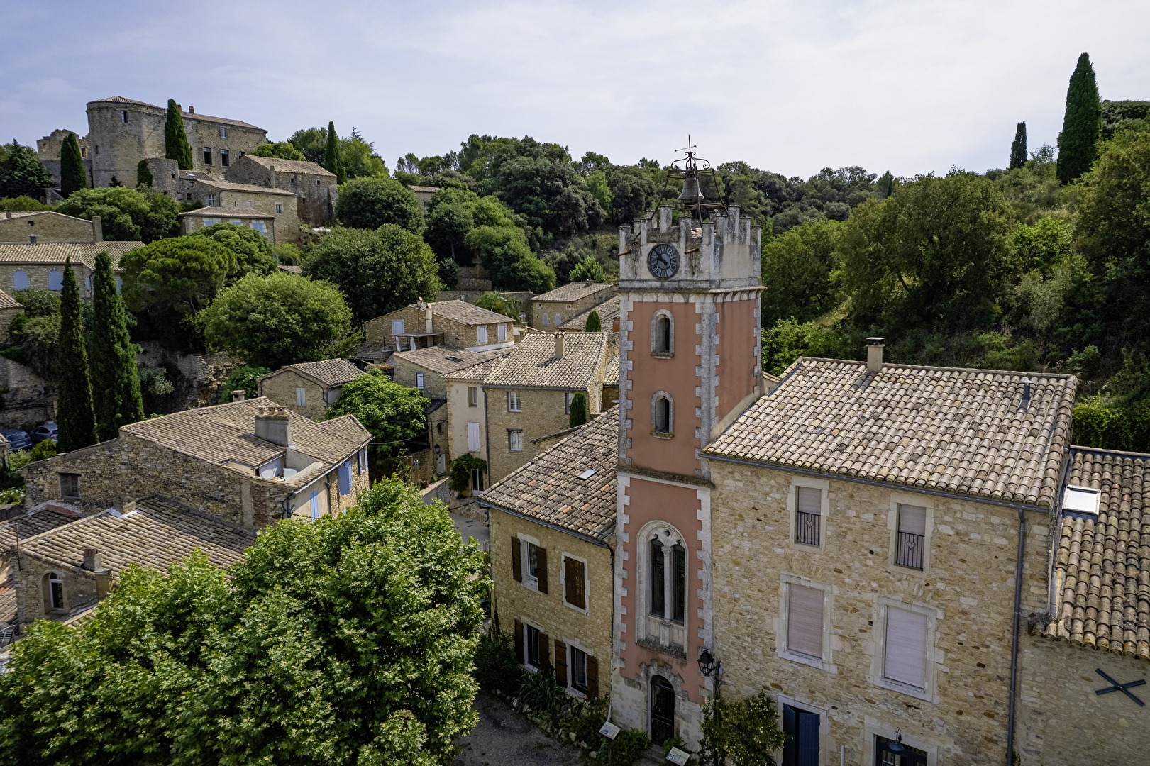 Tour de l’horloge et maisons en pierre à Vénéjan